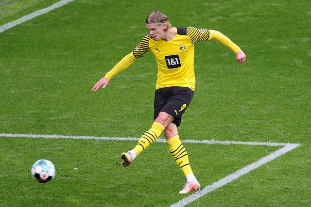 他与中场配 他与中场配